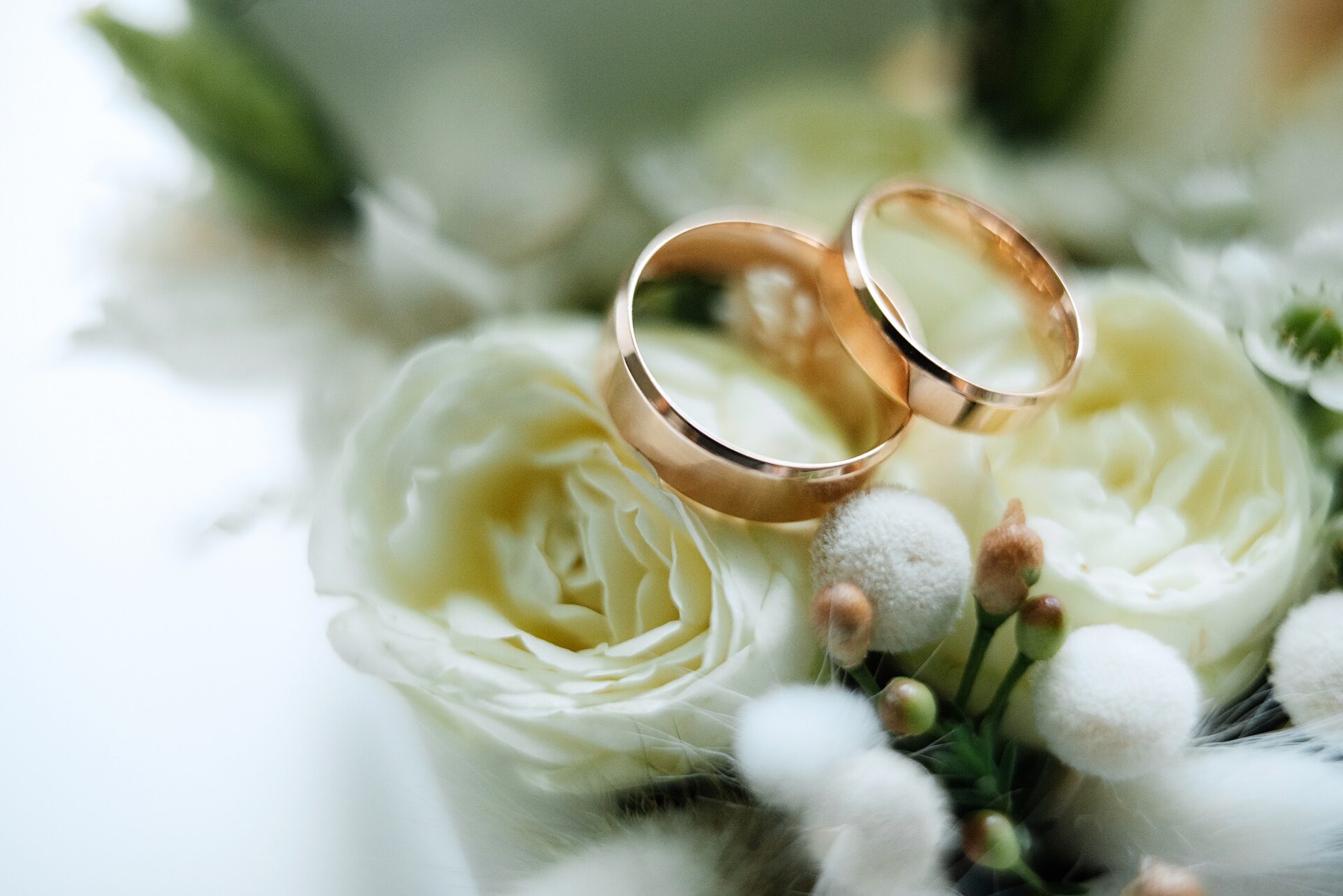 wedding rings with a  decor